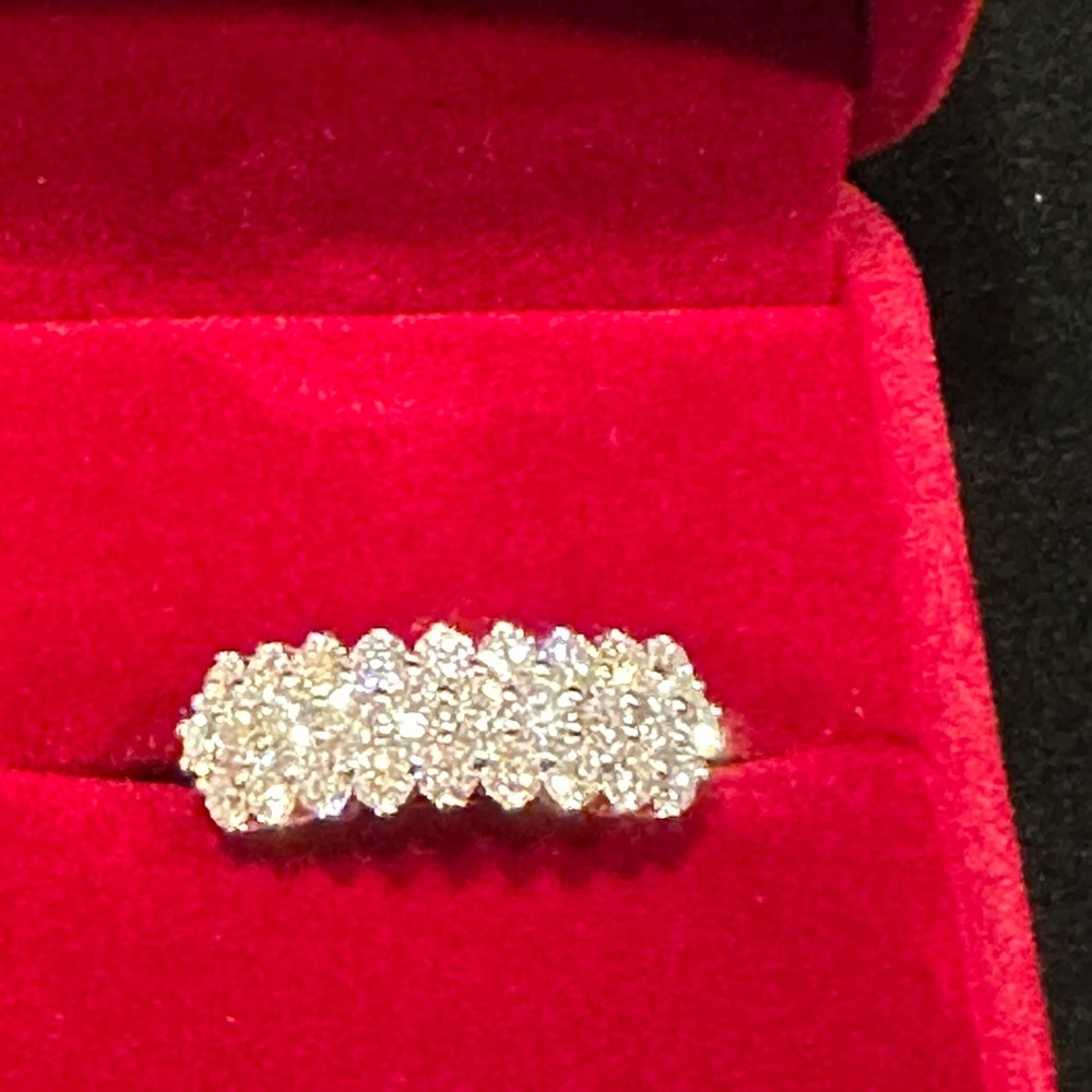 NEW Brilliant 1.55 carat VS lab diamond ring
Size 7